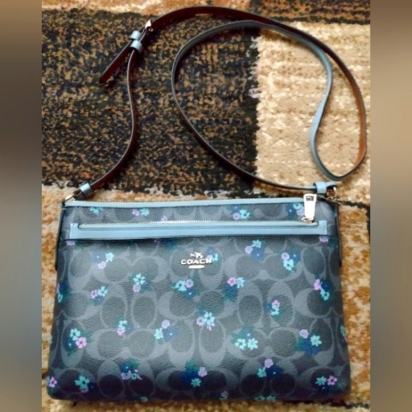 Coach Crossbody ๐๐ฉต - Picture 1 of 10